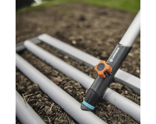 Gardena Micro-Drip-System Verlegerohr mit Installationswerkzeug im Gartenboden