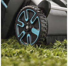 Detailaufnahme des Rades eines Rasenmähers auf Gras