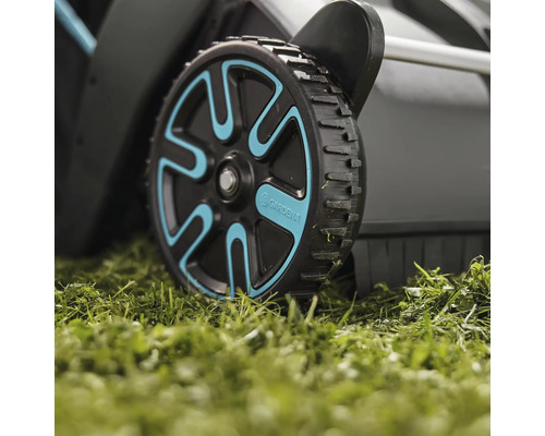 Detailaufnahme des Rades eines Rasenmähers auf Gras