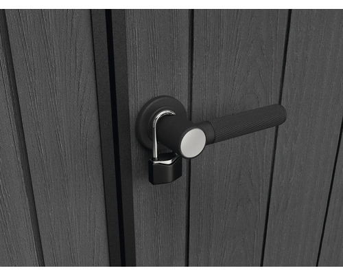 Schloss an einer Gartentür mit Griff