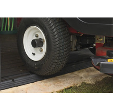 Detailaufnahme eines Aufsitzmähers, der auf einer Rampe steht