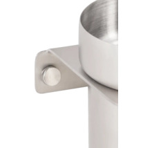 Detailansicht eines Seifenspenders zur Wandmontage aus Edelstahl