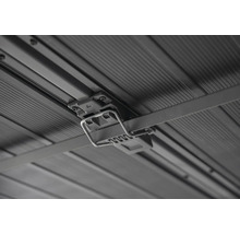 Detailansicht vom Dach eines Gerätehauses mit Verbindungselementen.