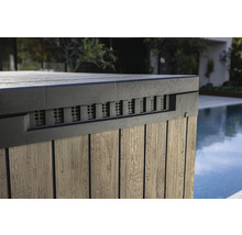 Detailansicht einer Whirlpool-Verkleidung mit Holzstruktur und Lüftungsschlitzen