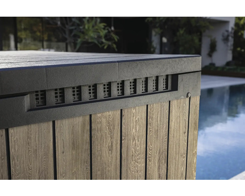 Detailansicht einer Whirlpool-Verkleidung mit Holzstruktur und Lüftungsschlitzen