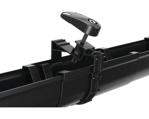 Dachrinnenbefestigung mit Schraubzwinge an einer Dachrinne