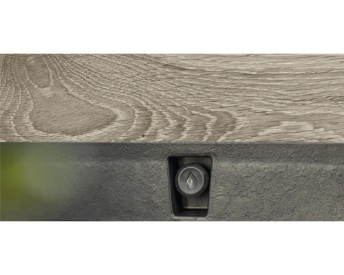 Detailaufnahme einer Holzoberfläche und einem Ventil mit Tropfensymbol