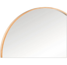 Detailansicht eines runden Spiegels mit Holzrahmen