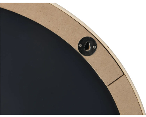 Detailansicht der Rückseite eines runden Wandspiegels mit Aufhängevorrichtung.