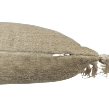 Detailansicht eines Kissens mit Reißverschluss und Zierquaste