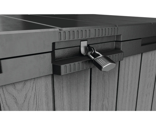 Detailaufnahme einer verschlossenen Aufbewahrungsbox mit Vorhängeschloss