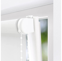 Detailansicht eines weißen Rollos mit Bedienkette am Fenster