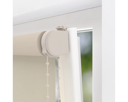 Detailansicht eines Rollos mit Kettenzug am Fenster