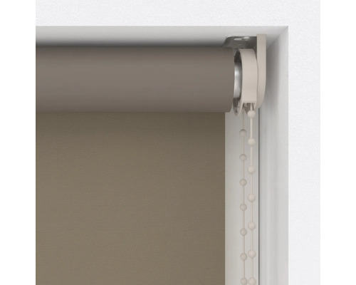 Detailansicht eines Rollos mit Kettenzug zur Fensterdekoration