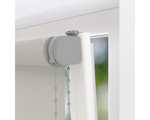 Detailansicht eines Rollos mit Kettenzug am Fenster