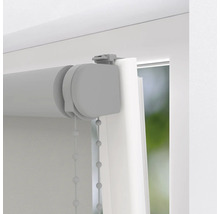 Detailansicht einer Rollos mit Kettenzug am Fenster