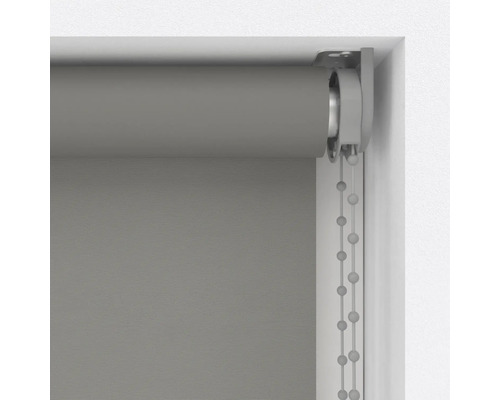 Graues Rollo mit Kettenzug im Fensterrahmen.