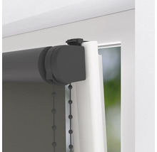 Graues Rollo mit Kettenzug am Fenster