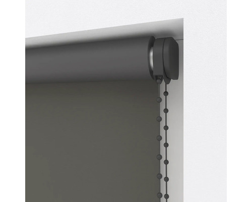 Rollo mit Kettenzug am Fenster