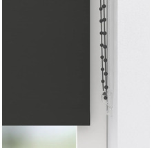 Dunkelgraues Rollo am Fenster mit Kettenzugbedienung.