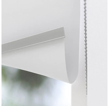 Weiße Fensterrollo mit Kettenzug zur Lichtsteuerung