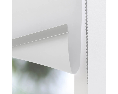 Weiße Fensterrollo mit Kettenzug zur Lichtsteuerung