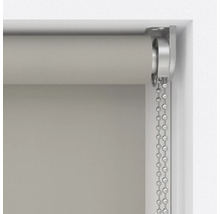 Detailaufnahme einer Rollgardine mit Kettenzug im Fensterrahmen