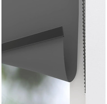 Detailaufnahme eines grauen Rollos mit Kettenzug zur Fensterdekoration