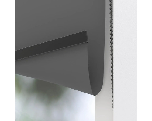 Detailaufnahme eines grauen Rollos mit Kettenzug zur Fensterdekoration