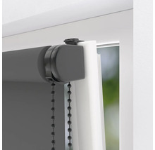 Detailansicht eines Rollos mit Kettenzug zur Fensterdekoration