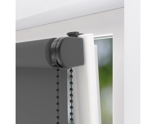 Detailansicht eines Rollos mit Kettenzug zur Fensterdekoration