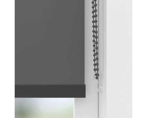 Graues Rollo mit Kettenzug am Fenster