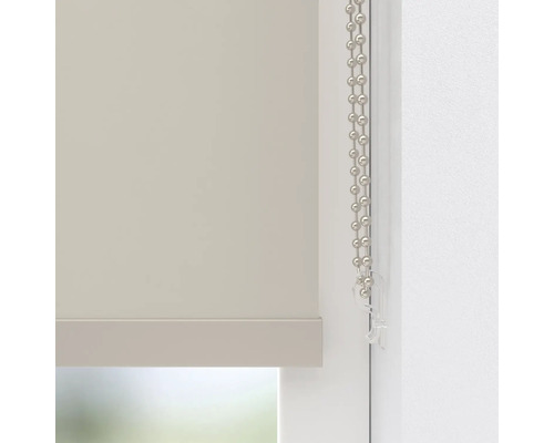 Detailansicht einer Rollos mit Kettenzug am Fenster