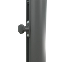 Detailansicht eines Sonnenschirmständers mit Feststellschraube