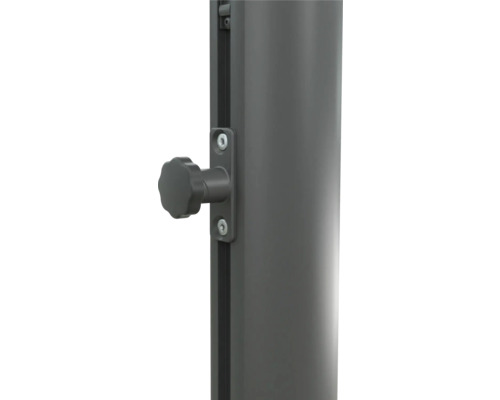 Detailansicht eines Sonnenschirmständers mit Feststellschraube