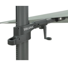 Soluna Logo am Kurbelmechanismus eines Sonnenschirms