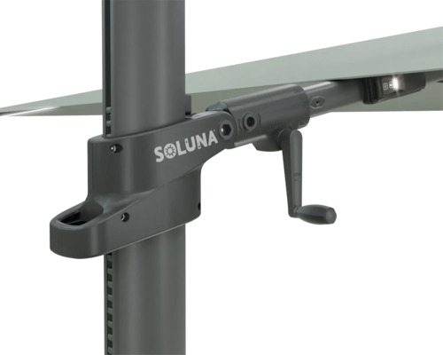 Soluna Logo am Kurbelmechanismus eines Sonnenschirms