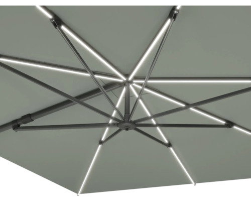 Detailansicht eines Sonnenschirms mit Beleuchtung