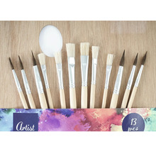 Ein Set aus dreizehn Künstlerpinseln mit Holzgriffen und unterschiedlichen Pinselformen.