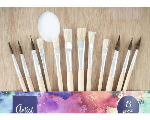 Ein Set aus dreizehn Künstlerpinseln mit Holzgriffen und unterschiedlichen Pinselformen.