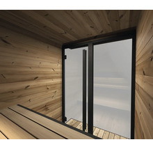 Innenansicht einer Sauna mit Holzwänden, Holzdecke und Bänken sowie einer Glastür mit Rahmen und Griff.