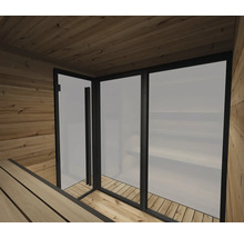 Innenansicht einer modernen Sauna mit Wänden, Decke und Bänken aus Holz. Große Glasfront und Tür mit schwarzem Metallrahmen.