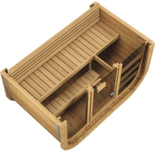 Innenansicht einer Fasssauna aus Holz mit zwei Sitzebenen und einer Glastür.