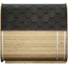 Seitenansicht einer Fasssauna aus Holzbohlen mit hexagonalen Dachschindeln und Spannbändern aus Metall.