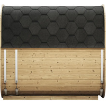 Seitenansicht einer Fasssauna mit hexagonalen Dachschindeln und Holzbohlen, gesichert durch Spannbänder aus Metall.