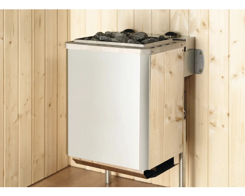 Wandmontierter Saunaofen mit Steinen, Front aus Edelstahl und hölzerner Seitenwand in einer hellen Sauna.