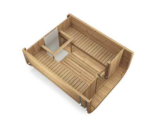 Innenansicht einer Fasssauna aus Holz mit zwei Sitzbänken, Bodenrost und Hitzeschutzplatte für einen Saunaofen.