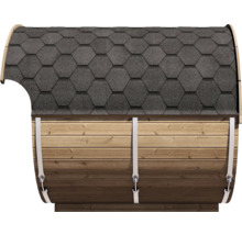 Außenansicht einer Fasssauna mit dunkelgrauen sechseckigen Dachschindeln und hellen Holzbohlen, gesichert durch silberne Metallspannbänder.