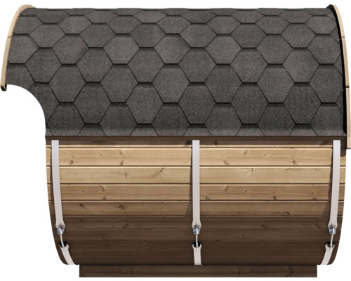 Außenansicht einer Fasssauna mit dunkelgrauen sechseckigen Dachschindeln und hellen Holzbohlen, gesichert durch silberne Metallspannbänder.