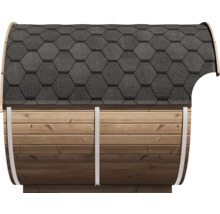 Seitenansicht einer Fasssauna aus Holzbohlen mit dunklem sechseckigem Schindeldach und Spannbändern aus Metall.